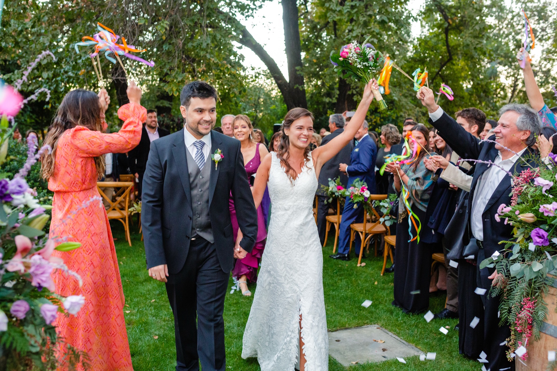 Novios saliendo entre confeti, matrimonio Parissimo