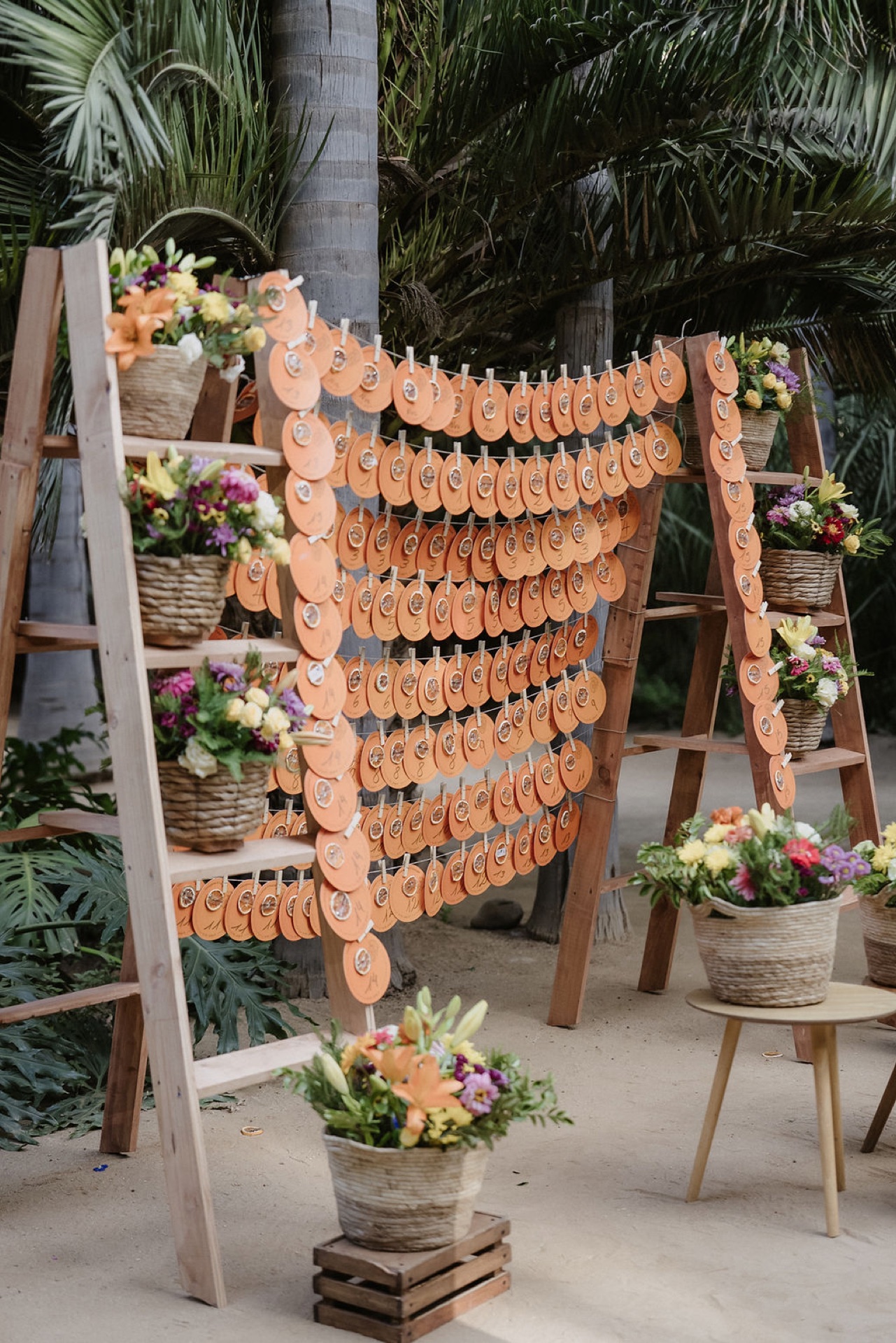 Decoración con escalera de madera y arreglos florales