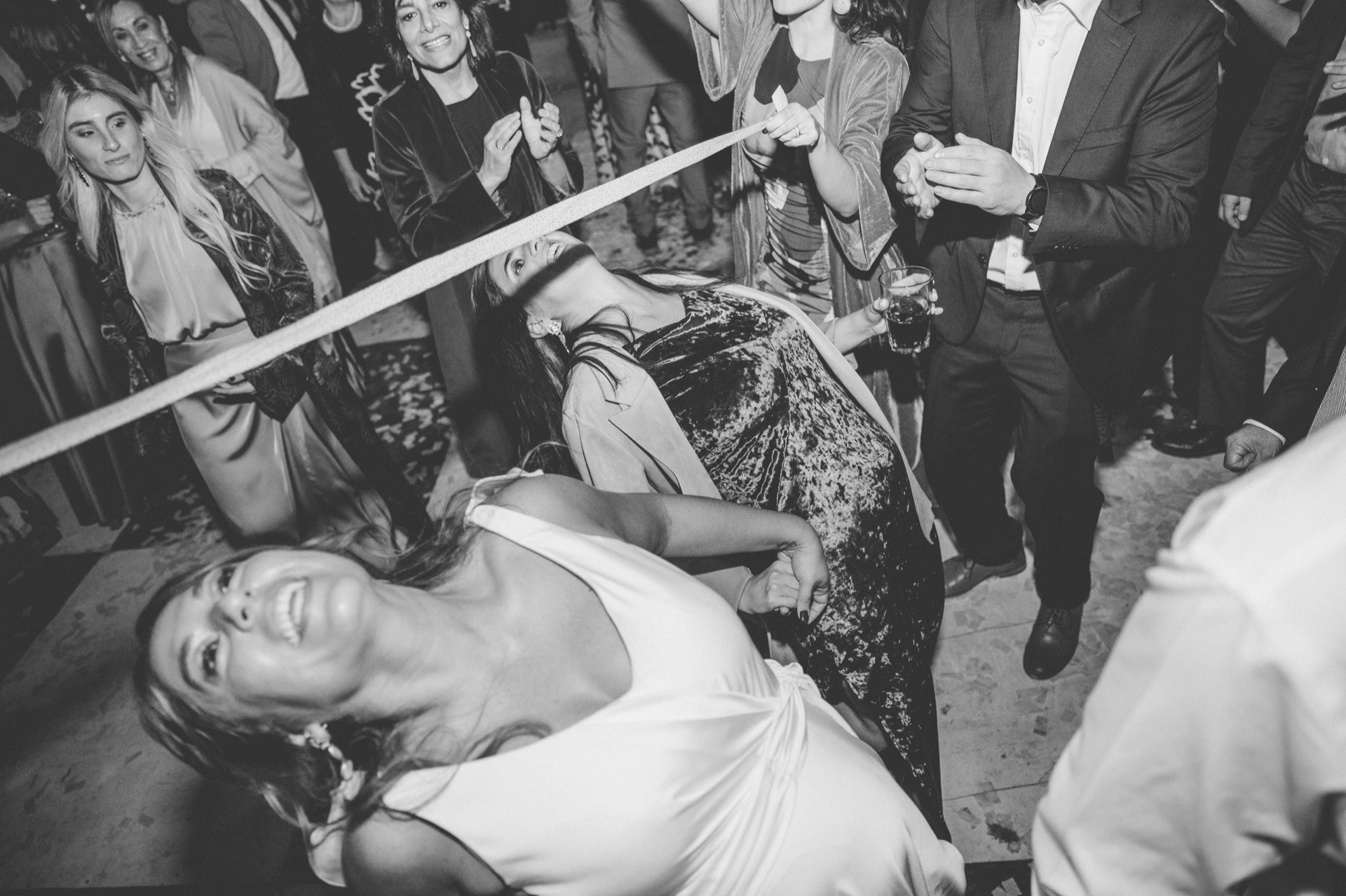 Momento íntimo de novia en blanco y negro